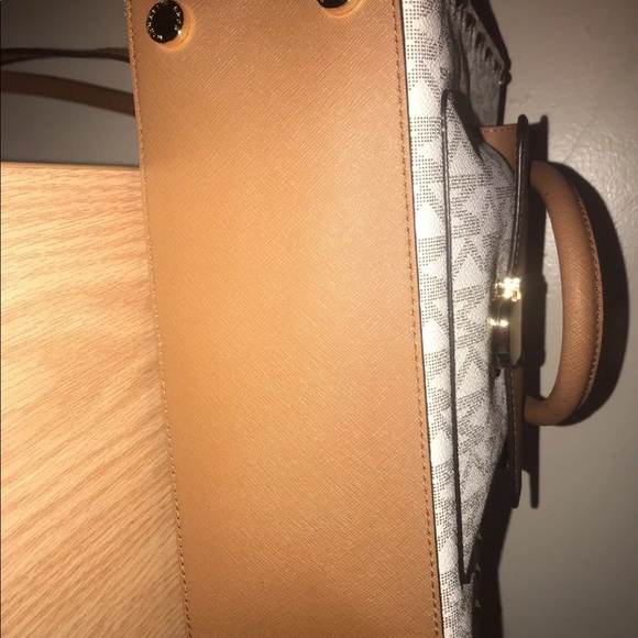 Micheal Kors Crossbody - Picture 5 of 5